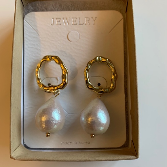Pixie Market Jewelry - Ring drop pearl earrings